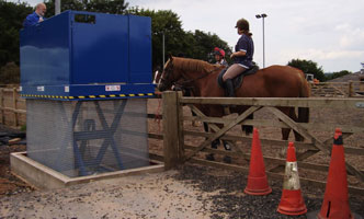 Disabled riders horse mounting lift