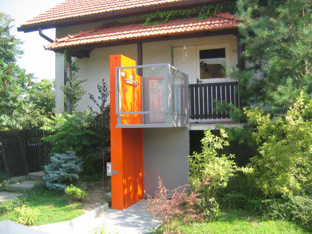 Outdoor wheelchair access lift