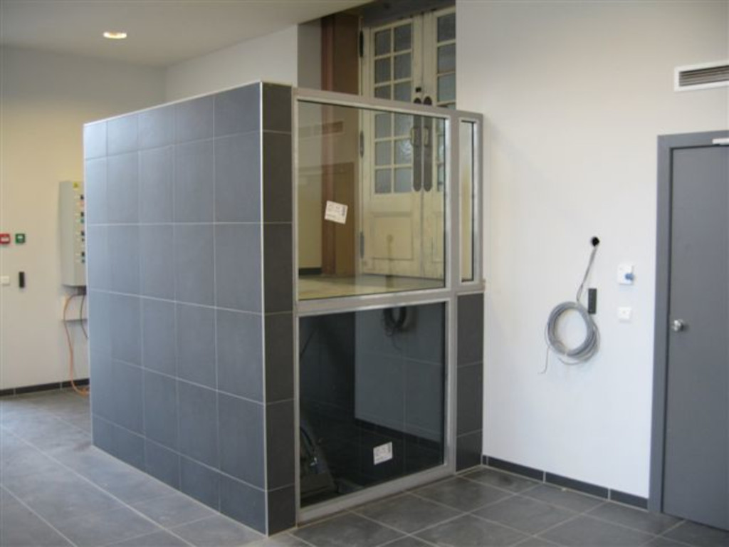Scissor action platform lift table