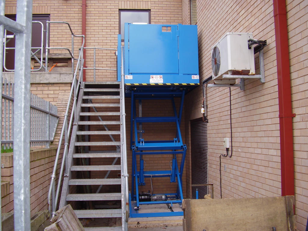 Scissor lift table outdoor wheelchair lift